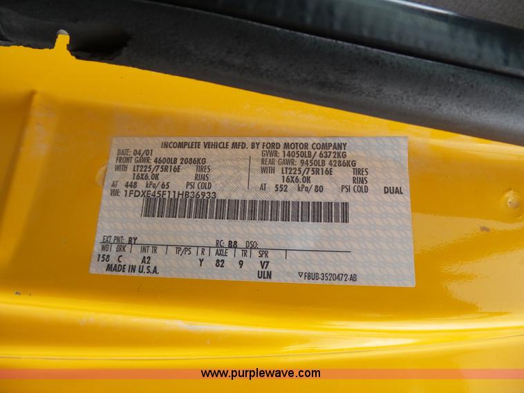 image for item J4137 2001 Ford 801 bus