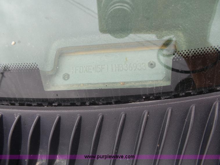 image for item J4137 2001 Ford 801 bus