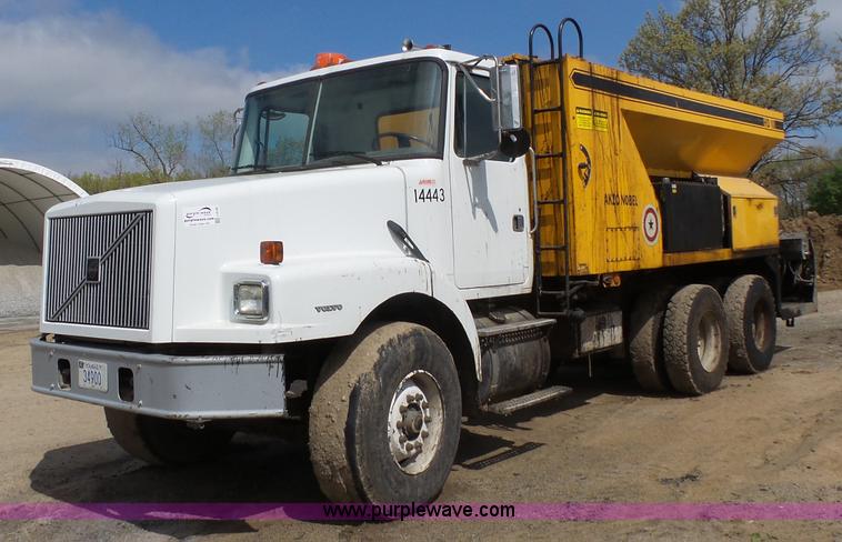 image for item J4139 1999 Volvo WG Akzo Nobel slurry truck