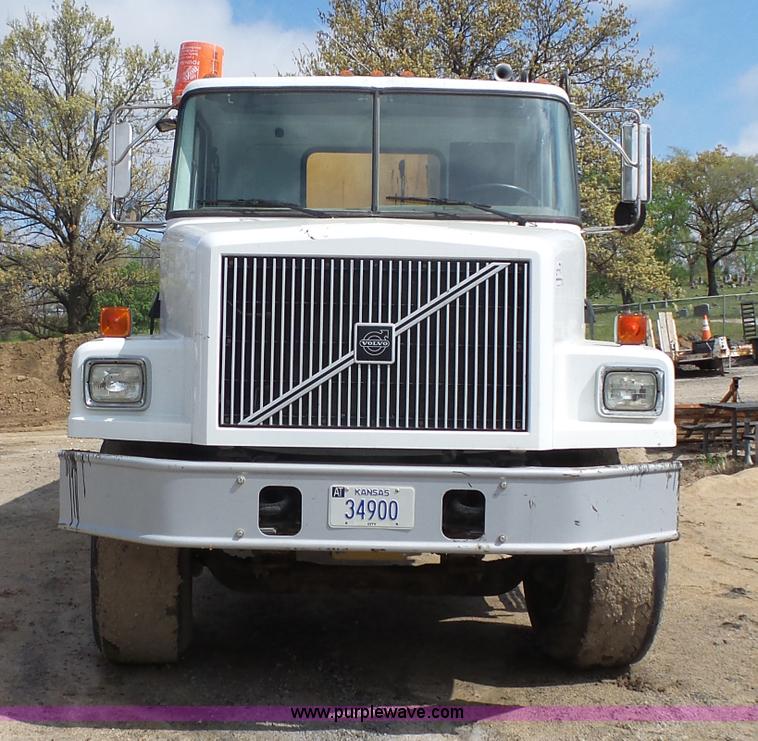 image for item J4139 1999 Volvo WG Akzo Nobel slurry truck