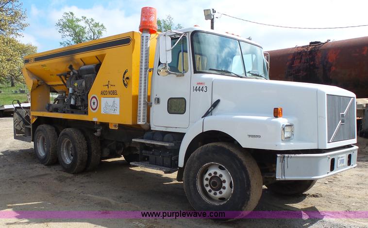 image for item J4139 1999 Volvo WG Akzo Nobel slurry truck