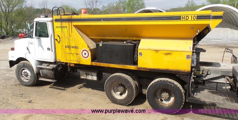 image for item J4139 1999 Volvo WG Akzo Nobel slurry truck