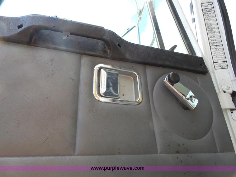 image for item J4139 1999 Volvo WG Akzo Nobel slurry truck