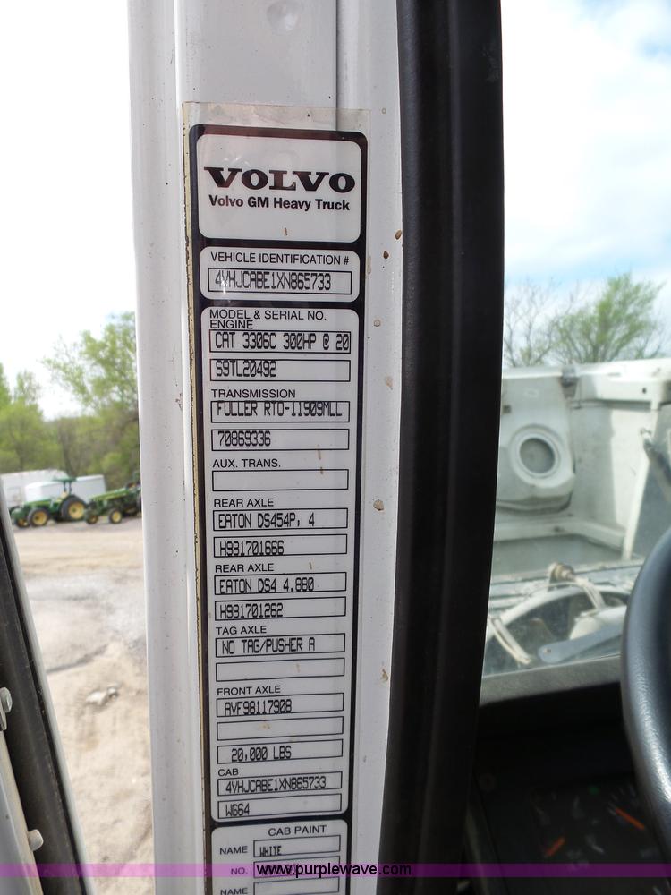 image for item J4139 1999 Volvo WG Akzo Nobel slurry truck
