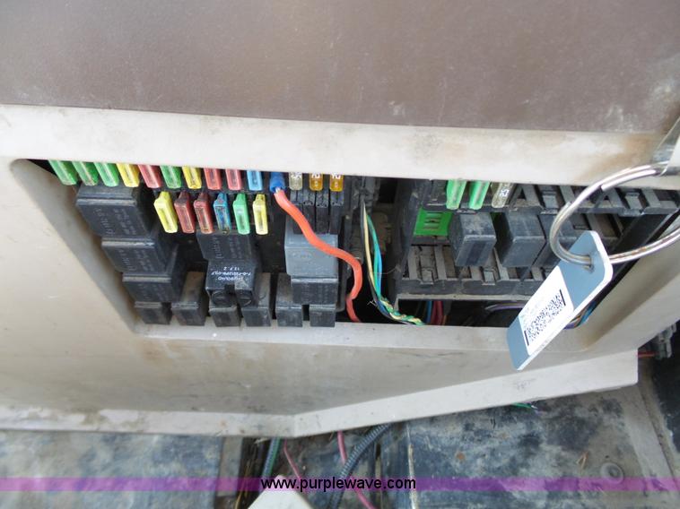 image for item J4962 2001 John Deere 6405 tractor