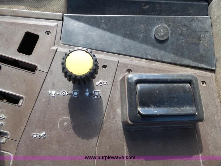 image for item J4962 2001 John Deere 6405 tractor