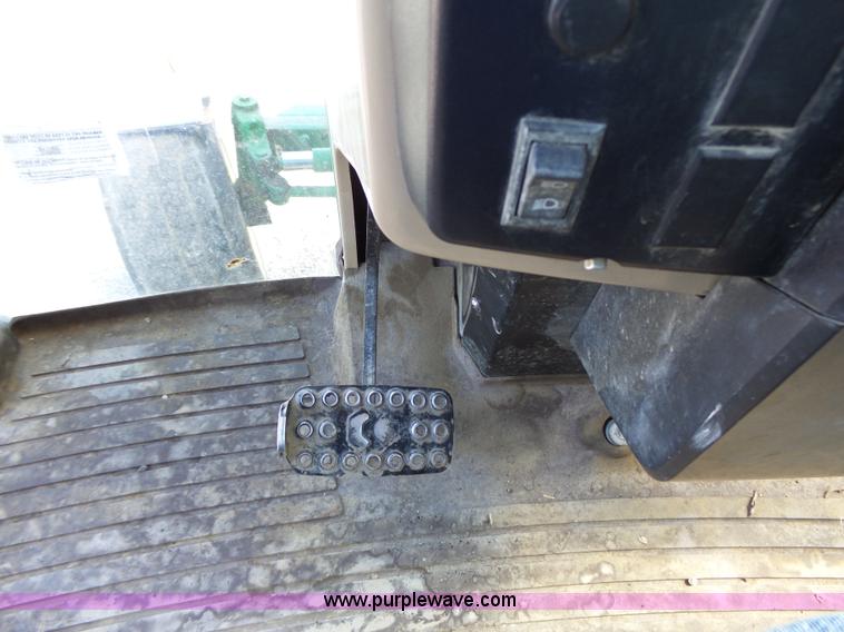 image for item J4962 2001 John Deere 6405 tractor