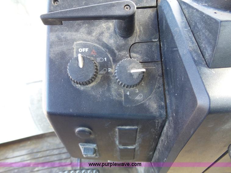 image for item J4962 2001 John Deere 6405 tractor