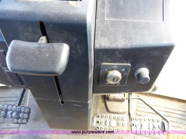 image for item J4962 2001 John Deere 6405 tractor