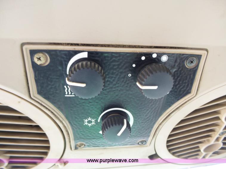 image for item J4962 2001 John Deere 6405 tractor