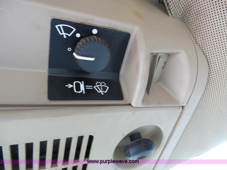 image for item J4962 2001 John Deere 6405 tractor