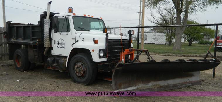 image for item J8978 1982 International S1700 dump truck