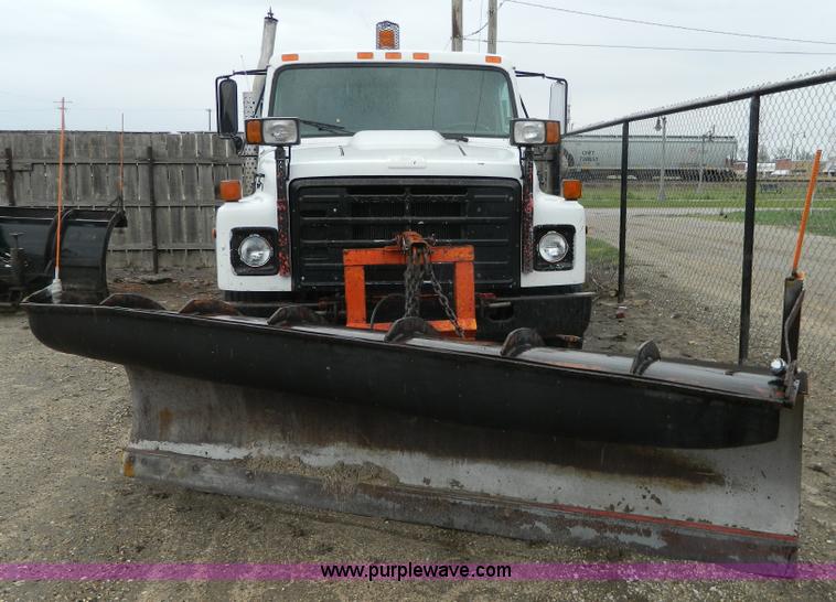 image for item J8978 1982 International S1700 dump truck