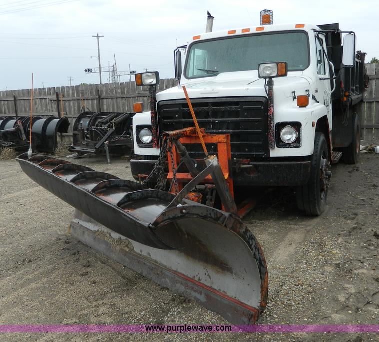 image for item J8978 1982 International S1700 dump truck