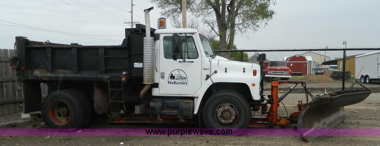 image for item J8978 1982 International S1700 dump truck