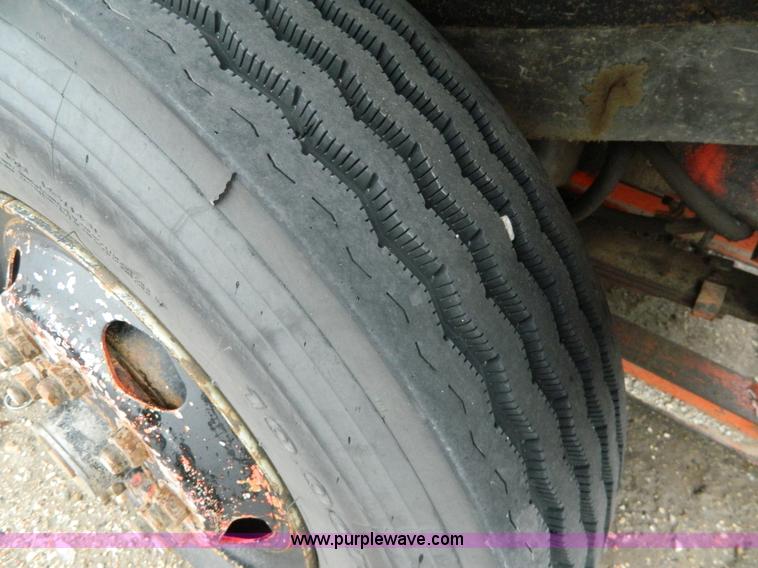 image for item J8978 1982 International S1700 dump truck