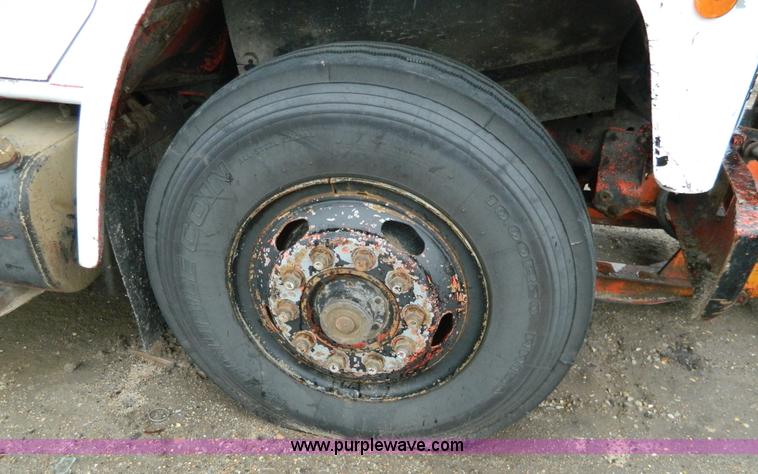 image for item J8978 1982 International S1700 dump truck