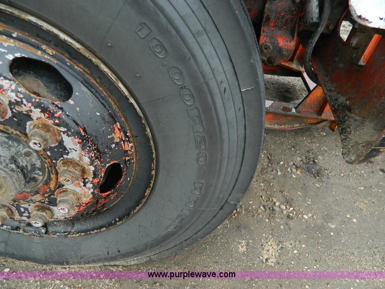 image for item J8978 1982 International S1700 dump truck