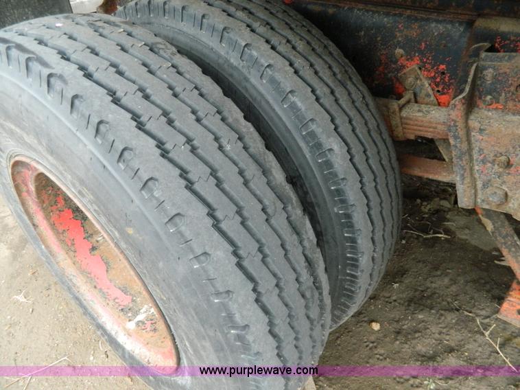 image for item J8978 1982 International S1700 dump truck