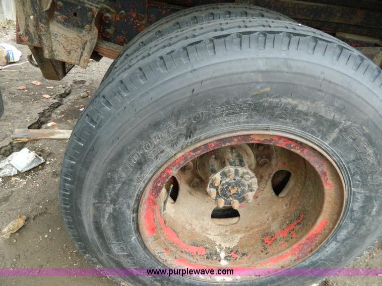 image for item J8978 1982 International S1700 dump truck