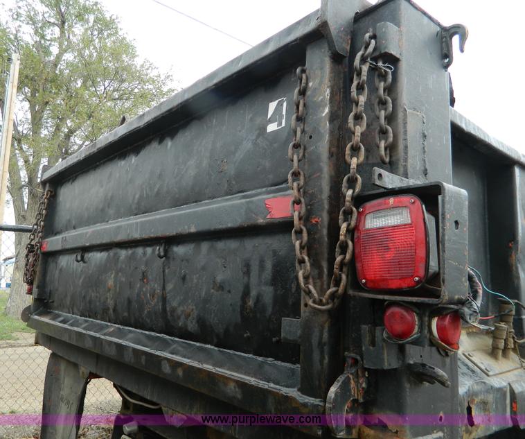 image for item J8978 1982 International S1700 dump truck