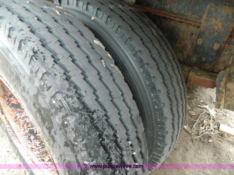 image for item J8978 1982 International S1700 dump truck