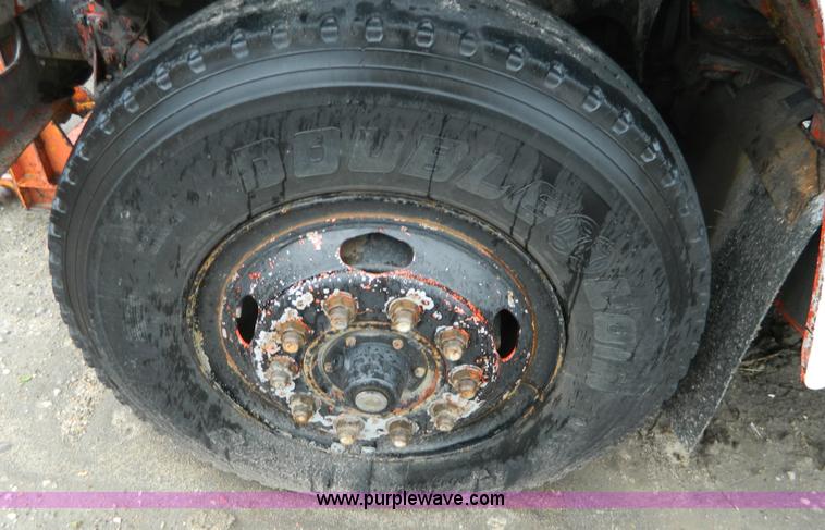 image for item J8978 1982 International S1700 dump truck