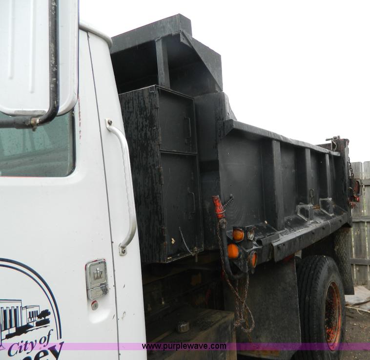 image for item J8978 1982 International S1700 dump truck