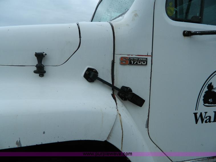 image for item J8978 1982 International S1700 dump truck