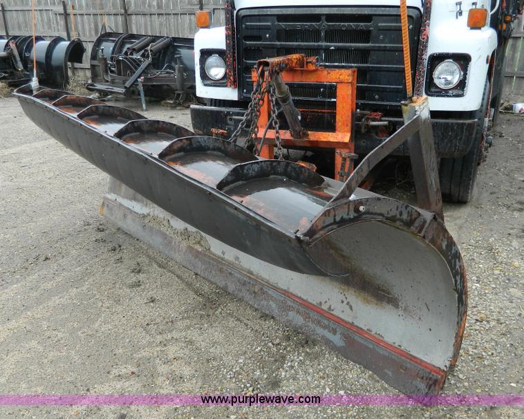 image for item J8978 1982 International S1700 dump truck