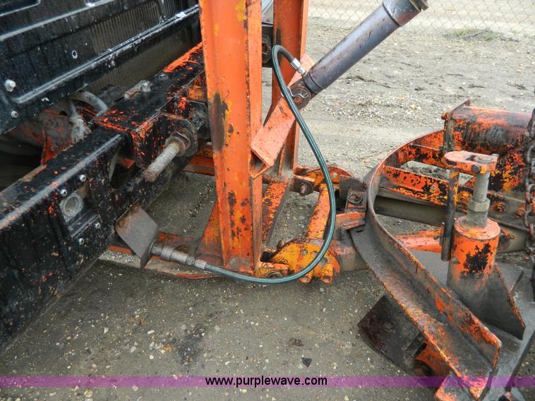 image for item J8978 1982 International S1700 dump truck