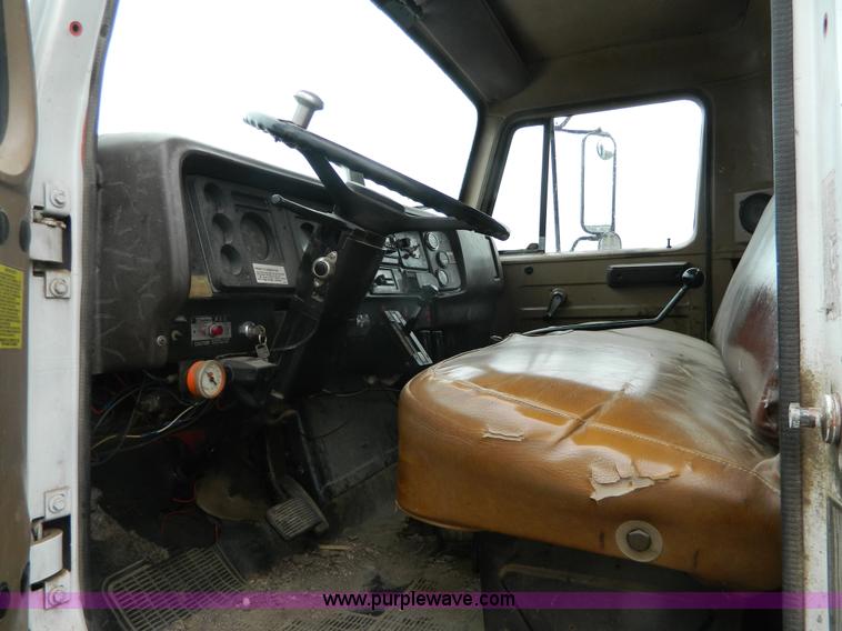 image for item J8978 1982 International S1700 dump truck