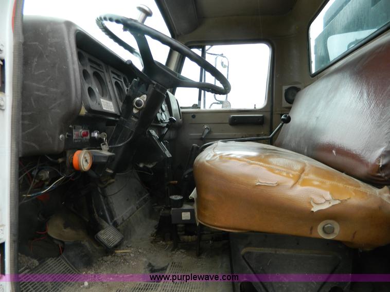 image for item J8978 1982 International S1700 dump truck