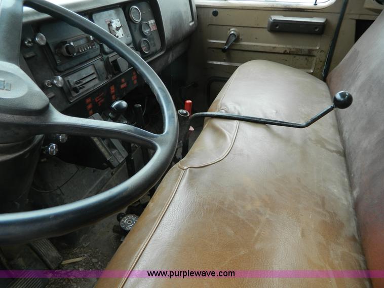 image for item J8978 1982 International S1700 dump truck