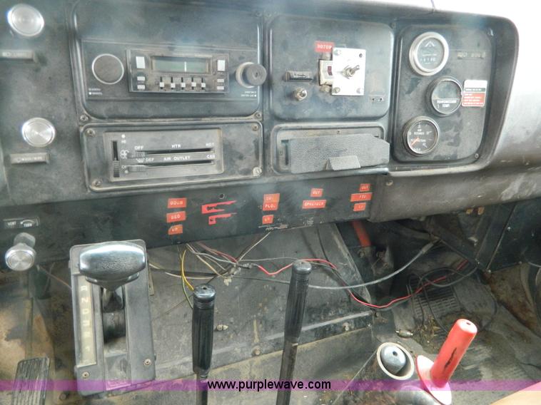 image for item J8978 1982 International S1700 dump truck