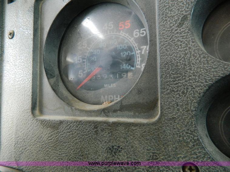 image for item J8978 1982 International S1700 dump truck