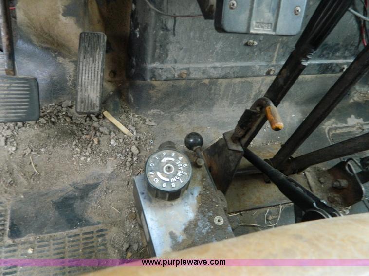 image for item J8978 1982 International S1700 dump truck