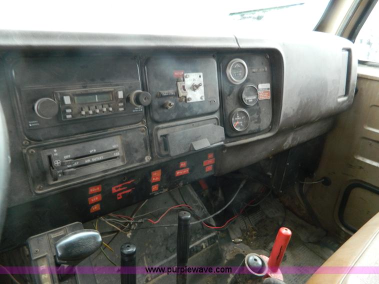 image for item J8978 1982 International S1700 dump truck