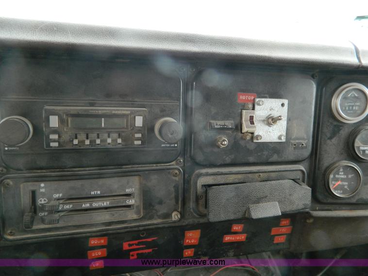 image for item J8978 1982 International S1700 dump truck