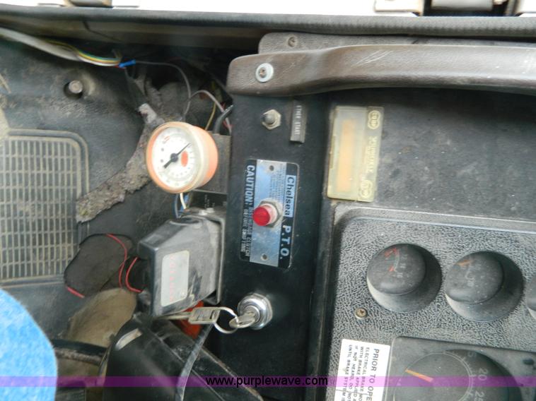 image for item J8978 1982 International S1700 dump truck