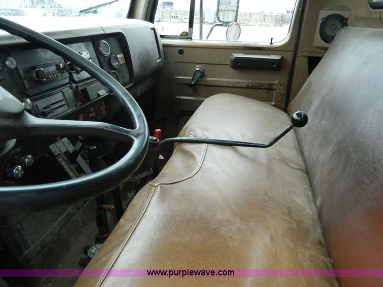 image for item J8978 1982 International S1700 dump truck