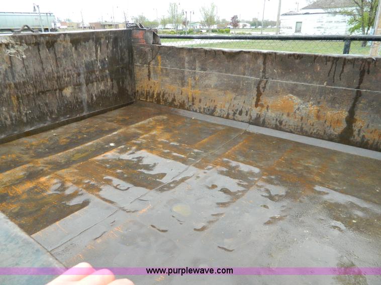 image for item J8978 1982 International S1700 dump truck