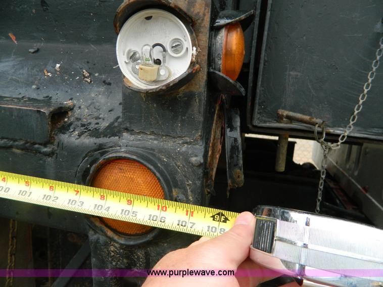 image for item J8978 1982 International S1700 dump truck