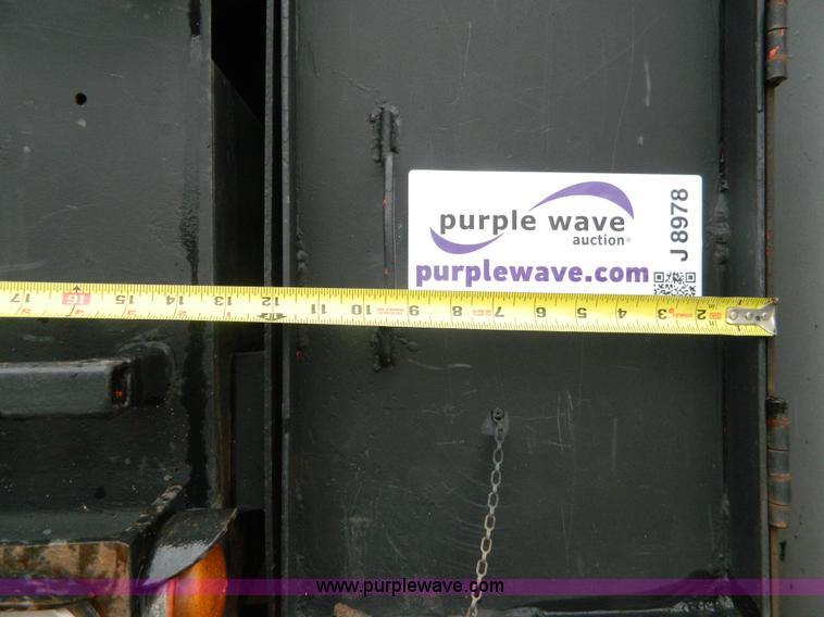 image for item J8978 1982 International S1700 dump truck