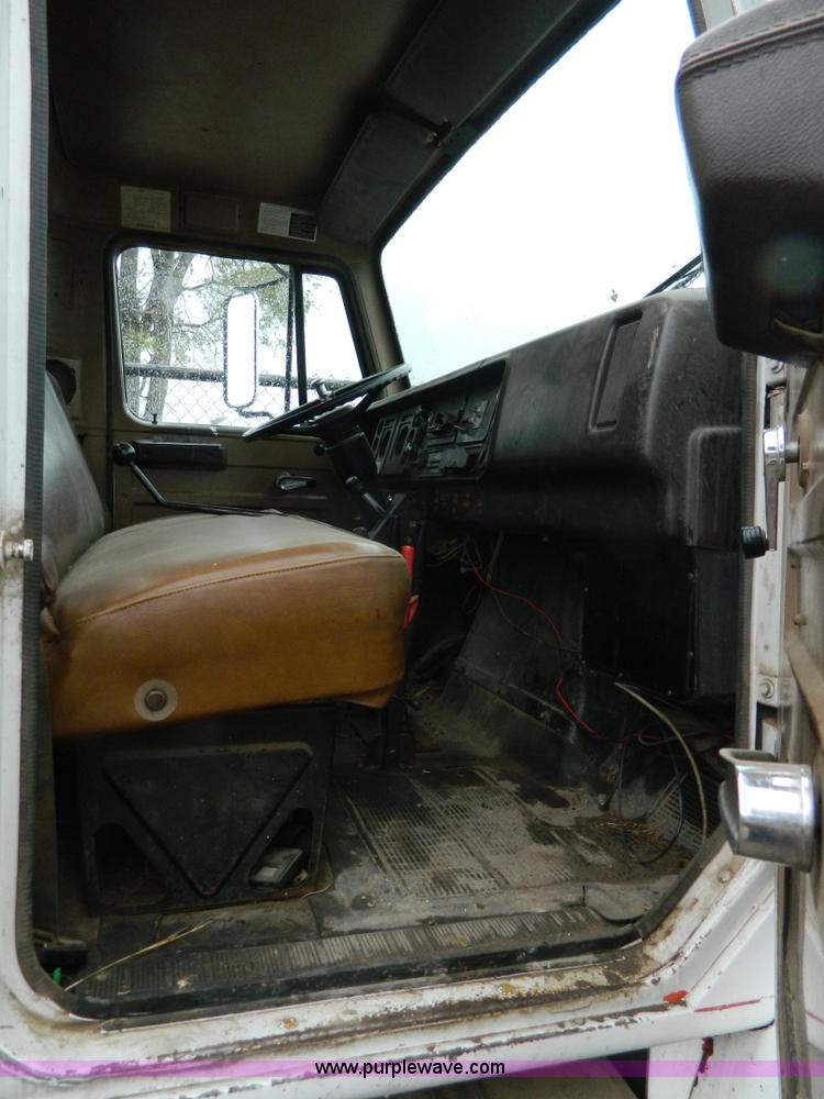 image for item J8978 1982 International S1700 dump truck