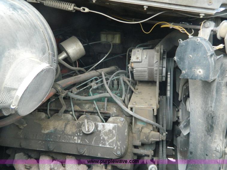 image for item J8978 1982 International S1700 dump truck