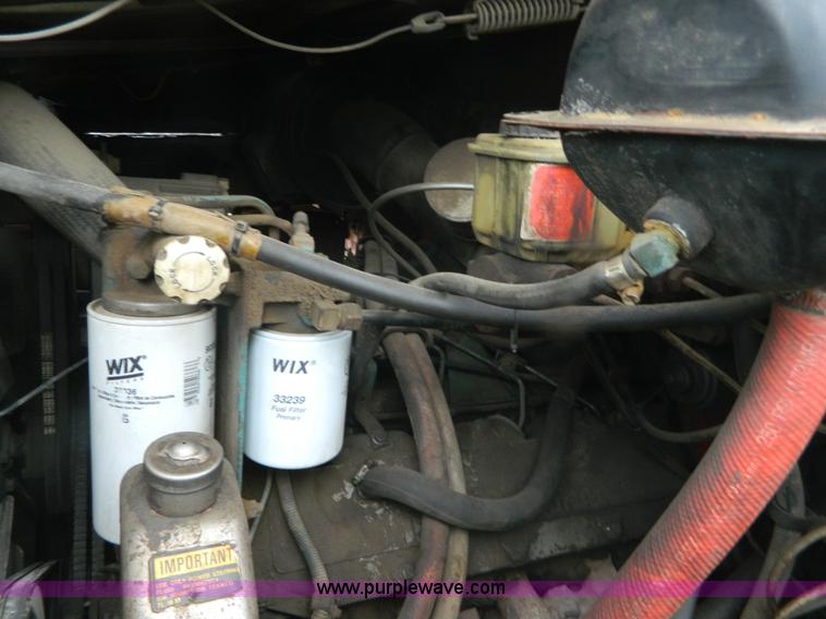 image for item J8978 1982 International S1700 dump truck