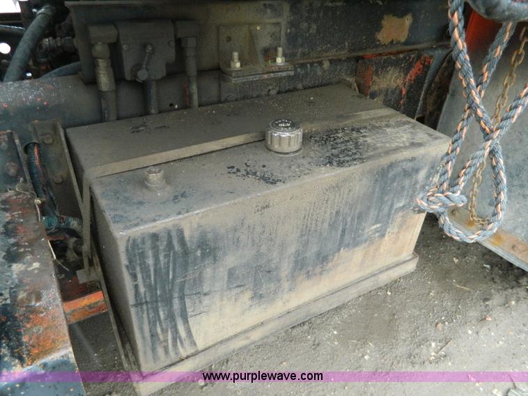 image for item J8978 1982 International S1700 dump truck