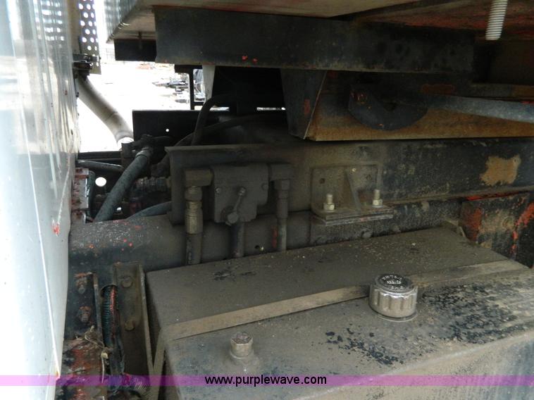 image for item J8978 1982 International S1700 dump truck