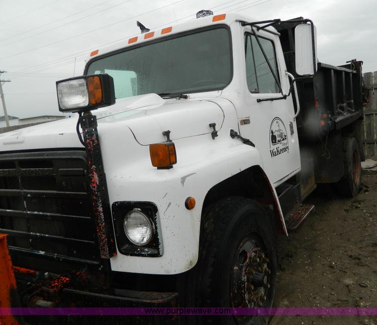 image for item J8978 1982 International S1700 dump truck